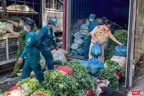 Sau xanh được nhập về các container tại các điểm cung ứng do lực lượng Công an TP Đà Nẵng đảm nhiệm (ảnh Hưng Lợi)