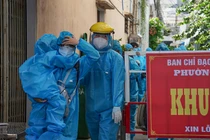 Lực lượng y tế sơ tán người dân tại điểm dân dư phát hiện ca mắc COVID-19 mới trên địa bàn TP Đà Nẵng