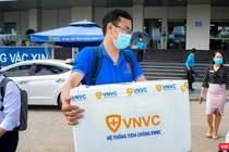 Nhân viên CDC Đà Nẵng tiếp nhận 100 liều vaccine COVID-19 từ Bộ Y tế để tiêm cho các nhân viên y tế.