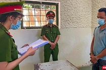 Cơ quan công an tống đạt quyết định khởi tố, bắt tạm giam đối với tài xế Nguyễn Quốc Tuấn - tài xế nhà xe Chín Nghĩa vì hành vi chống người thi hành công vụ