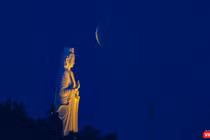 Nguyệt thực toàn phần diễn ra tối ngày 26/5 nhìn từ bãi biển Đà Nẵng