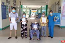 Bệnh nhân N.T.B (BN292701, SN 1920) (người ngồi), cùng các bệnh nhân khác tại buổi xuất viện sáng ngày 1/9.