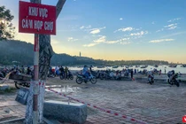 Bất chấp biển cấm họp chợ và lệnh cấm tụ tập đông người trên biển, chợ vẫn ngang nhiên họp tại khu vực biển Thọ Quang (Sơn Trà, Đà Nẵng)(Ảnh chụp lúc 6h ngày 27/6/2021) 