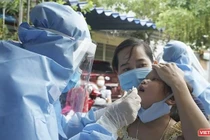 Lực lượng y tế Đà Nẵng lấy mẫu xét nghiệm SARS-CoV-2 cho người dân