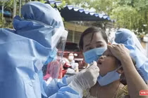 Nhân viên y tế lấy mẫu xét nghiệm SARS-CoV-2 cho người dân ở Đà Nẵng