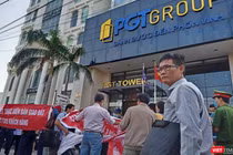 Khách hàng mua sản phẩm tại dự án New Danang City tập trung giăng băng rôn đòi sổ trước toà nhà PGT Tower (Đà Nẵng)