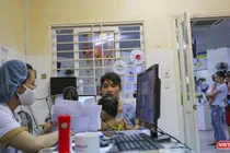 Trẻ đi khám bệnh tại Bệnh viện Phụ sản - Nhi Đà Nẵng