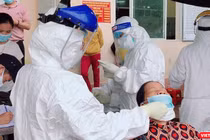 Người dân khu vực phong toả tại Đà Nẵng được lấy mẫu xét nghiệm SARS-CoV-2 