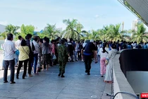 Người dân Đà Nẵng xếp hàng tiêm vaccine phòng COVID-19 phía bên ngoài điểm tiêm cung thể thao Tiên Sơn (quận Hải Châu)