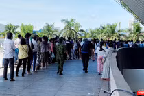 Người dân Đà Nẵng xếp hàng tiêm vaccine phòng COVID-19 phía bên ngoài điểm tiêm cung thể thao Tiên Sơn (quận Hải Châu)