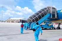Người dân từ TP HCM về quê tránh dịch COVID-19 hạ cánh xuống sân bay Đà Nẵng