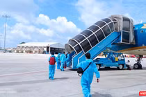 Người dân từ TP HCM về quê tránh dịch COVID-19 hạ cánh xuống sân bay Đà Nẵng