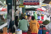 Hàng quán được phục vụ tại chỗ, người dân Đà Nẵng thoải mái đi ăn sáng