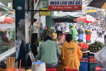 Hàng quán được phục vụ tại chỗ, người dân Đà Nẵng thoải mái đi ăn sáng