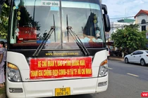 Xe chở đoàn y bác sĩ của Sở Y tế Quảng Ngãi vào TP HCM hỗ trợ các địa phương phía Nam phòng, chống dịch COVID-19.