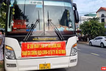 Xe chở đoàn y bác sĩ của Sở Y tế Quảng Ngãi vào TP HCM hỗ trợ các địa phương phía Nam phòng, chống dịch COVID-19.