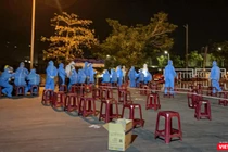 Lực lượng y tế Đà Nẵng tổ chức lấy mẫu xét nghiệm cho toàn bộ người có mặt tại Cảng cá Thọ Quang trong đêm 28/6 (Ảnh Ngọc Thuỷ)