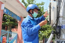 Cán bộ kỹ thuật VNPT kết nối đường truyền cho các trường học ở Đà Nẵng (Ảnh: Trịnh Quang)