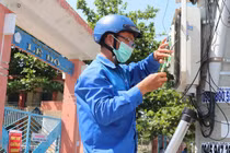 Cán bộ kỹ thuật VNPT kết nối đường truyền cho các trường học ở Đà Nẵng (Ảnh: Trịnh Quang)