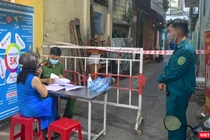 Chốt kiểm soát dịch COVID-19 tại khu dân cư nơi bệnh nhân COVID-19 là bảo vệ Công ty Nhựa Duy Tân sinh sống