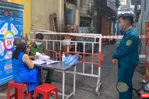 Chốt kiểm soát dịch COVID-19 tại khu dân cư nơi bệnh nhân COVID-19 là bảo vệ Công ty Nhựa Duy Tân sinh sống