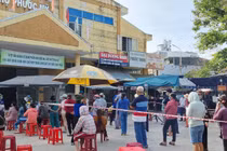 Các tiểu thương chợ Phước Mỹ (Đà Nẵng) lấy mẫu xét nghiệm SARS-CoV-2 khi ca mắc COVID-19 đi chợ tại đây