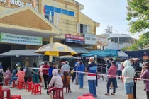 Các tiểu thương chợ Phước Mỹ (Đà Nẵng) lấy mẫu xét nghiệm SARS-CoV-2 khi ca mắc COVID-19 đi chợ tại đây