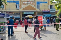 Tiểu thương chọ Phước Mỹ được lấy mẫu xét nghiệm SARS-CoV-2