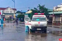 Xe y tế chuyên dụng đưa số ngư dân Quảng Ngãi dương tính SARS-CoV-2 đi cách ly, điều trị