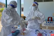 Lực lượng y tế Quảng Ngãi lấy mẫu xét nghiệm COVID-19 cho người dân