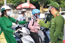 Lực lượng công an Đà Nẵng kiểm tra giấy đi đường của người dân thông qua ứng dụng eTicket-DaNang.