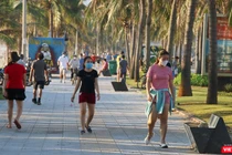 Người dân và du khách ở Đà Nẵng dạo biển sau thời gian dài giãn cách xã hội