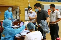 Lực lượng y tế Đà Nẵng kiểm tra dịch tễ người dân trước khi tiêm vaccine phòng COVID-19