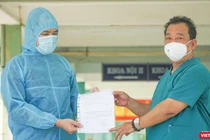 Bác sĩ Lê Thành Phúc, Giám đốc Bệnh viện Phổi Đà Nẵng trao giấy chứng nhận cho bệnh nhân BN 2982 trong buổi xuất viện diễn ra sáng ngày 21/5