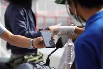 Lực lượng chức năng Đà Nẵng tiếp tục kiểm soát người ra đường bằng giấy QRCode