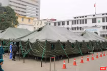 Bệnh viện dã chiến Bạch Mai được hoàn thành chỉ sau 4 tiếng đồng hồ (Ảnh Đỗ Hằng)