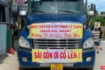 Xe chở hàng hỗ trợ người dân TP HCM khó khăn do dịch COVID-19