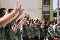 Quang cảnh lễ tiễn đoàn y bác sĩ Bệnh viện 199 - Bộ Công an tại Đà Nẵng lên đường chi viện cho TP HCM chống dịch COVID-19