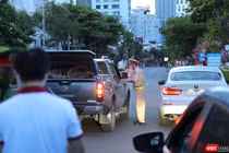 Lực lượng công an kiểm tra phương tiện ra đường tại chốt kiểm soát trên địa bàn TP Đà Nẵng