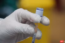 Nhân viên y tế tiêm vaccine phòng COVID-19 cho người dân
