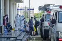 Xe chuyên dụng vận chuyển bệnh nhân COVID-19 đang điều trị tại Bệnh viện dã chiến ký túc xá phía Tây về Bệnh viện Phổi