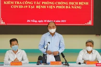 Chủ tịch nước Nguyễn Xuân Phúc và đoàn công tác trong chuyến kiểm tra công tác phòng, chống dịch COVID-19 tại TP Đà Nẵng