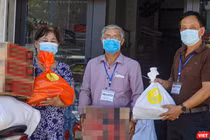 Lực lượng Tổ COVID-19 cộng đồng ở Đà Nẵng trao quà hỗ trợ cho người dân TP