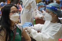 Lực lượng y tế Đà Nẵng tiêm vaccine phòng COVID-19 cho học sinh THPT trên địa bàn