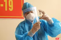Lực lượng y tế tiêm vaccine phòng COVID-19 cho các đối tượng tuyến đầu trên địa bàn TP Đà Nẵng