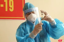 Lực lượng y tế tiêm vaccine phòng COVID-19 cho các đối tượng tuyến đầu trên địa bàn TP Đà Nẵng