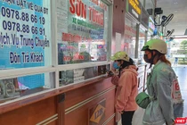 Hành khách mua vé xe tại Bễn xe Trung tâm TP Đà Nẵng