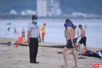 Người dân tắm biển tại bãi biển du lịch Đà Nẵng