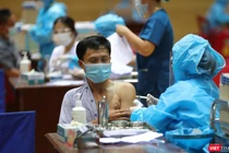 Lực lượng CDC Đà Nẵng tiêm vaccine phòng COVID-19 cho người dân tại cung thể thao Tiên Sơn