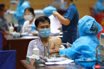 Lực lượng CDC Đà Nẵng tiêm vaccine phòng COVID-19 cho người dân tại cung thể thao Tiên Sơn